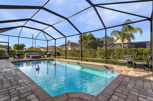 Trafalgar House | Great Location, Close to Golf, Heated Pool - Villa Greenside Getaway - Roelens