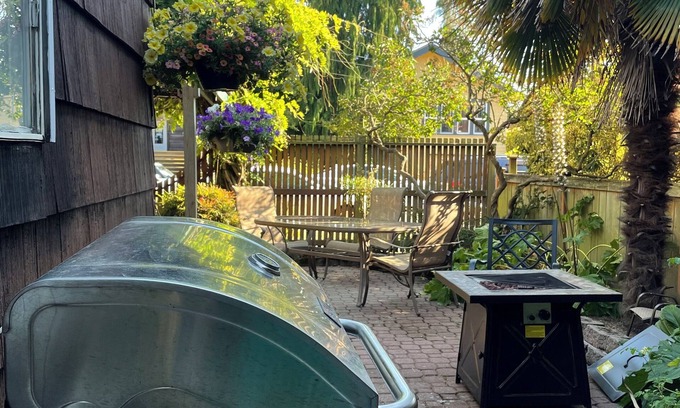 Alki House | Great location close to all of the restaurants on Alki Beach.
