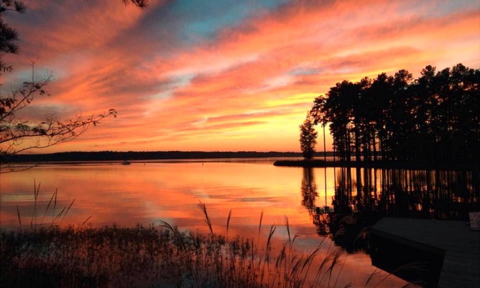 Henrico Cottage | Great Location Lake Gaston Waterfront Cottage