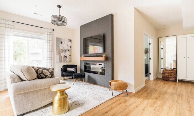 Maple Valley Apartment | Great Location-Modern-Luxury-Hot Tub-Private Deck