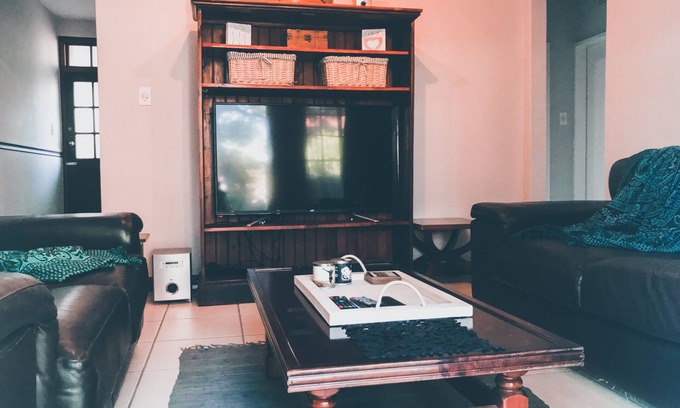 Woodmead House | Great Location, Private Modern Garden Guesthouse