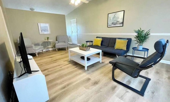 Acton House | Great Location! Sleeps 9, 15 min to Downtown!