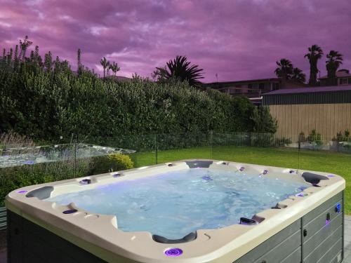 Goolwa Beach House | Great Ness Beach House - 8 Person Spa - Pet-Friendly - Netflix - Linen included