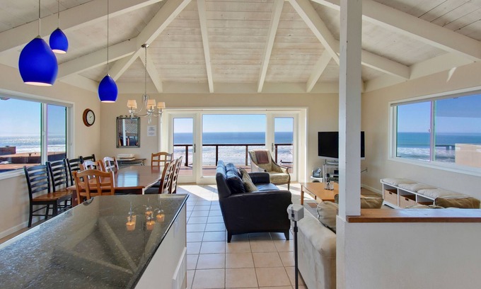 Watsonville House | GREAT OCEAN VIEWS, OFF SEASON SPECIAL 4 NIGHTS FOR 2 - BEAUTIFUL HOME!
