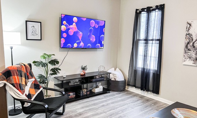 Ross Township Apartment | Great PITT Location - 2BR w/Fast Wifi + Free Parking!
