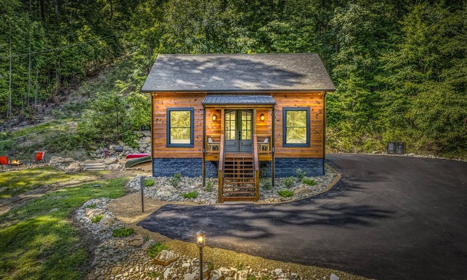 Gatlinburg - Pigeon Forge Cabin | Great prices! Cozy new cabin 5 miles to Pigeon Forge Parkway! Dollywood 7 miles