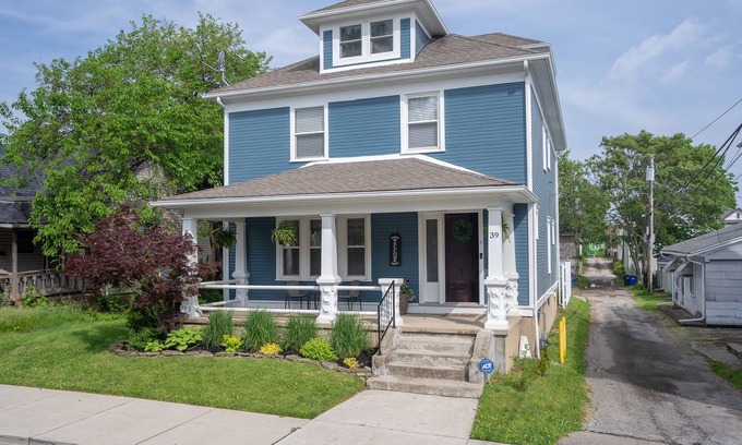 Dayton House | *GREAT PRICES*NEW*6 Bed*2.5 Bath*Next to UD*Sleeps 14*Kid Friendly*PATIO