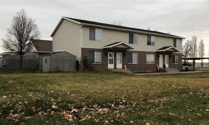 Layton House | Great PRIVATE Family HOME! Big 3 Bed 3 Bath Private Yard