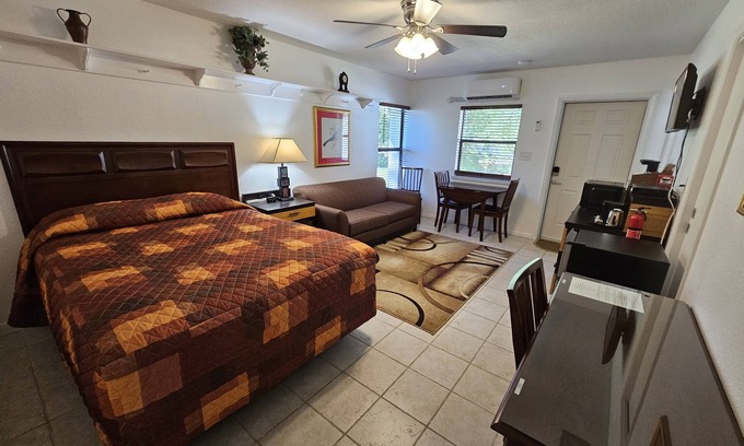 Lakeland House | Great quiet and comfortable, South Central Lakeland location.