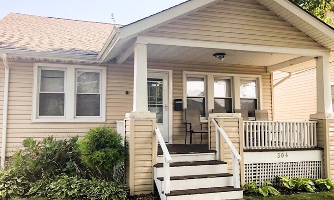 Wall House | Great rate for adorable beach cottage. Two blocks to sea and sand!