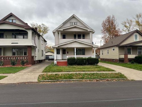 Cleveland House | Great Room near Cleveland airport