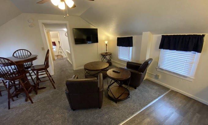 Geneva-on-the-Lake House | Great Strip Location |WalktoLake|Wine Country|Brewing Company|A/C|Grill&Firepit