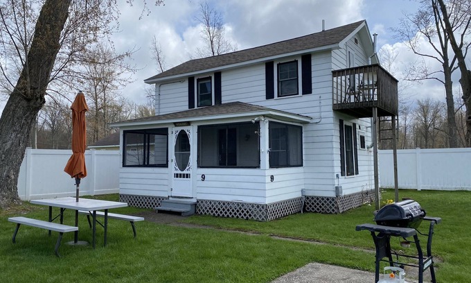 Geneva-on-the-Lake Cottage | Great Strip Location|Walk to Lake|Wine Country|A/C| Grill & Firepit|Family.
