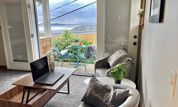 Queen Anne House | Great town home located in West Queen Anne With a great view of Elliott Bay