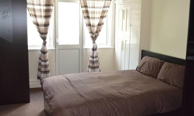 Barking Apartment | Great transport links Barking East London