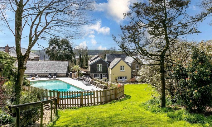 Liskeard House | Great Trethawle - a house that sleeps 14 guests in 7 bedrooms
