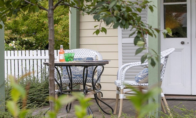 Bundanoon House | Grebe Cottage - Let yourself relax and feel at ease in this charming, well-appointed cottage.