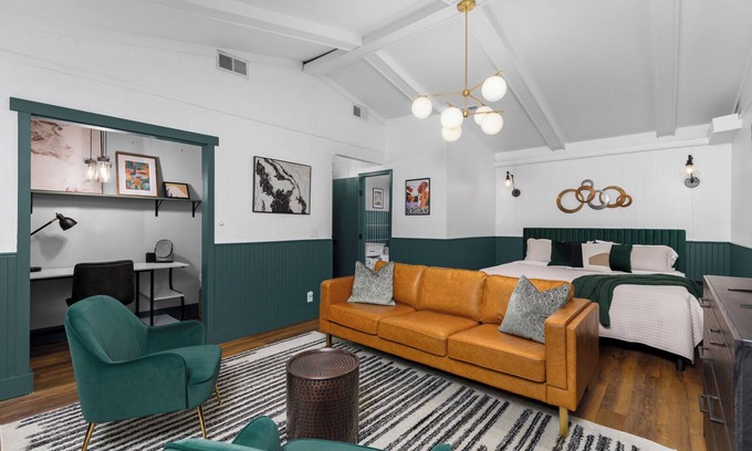 South Kansas City House | Green Cottage w/3 King Beds Peaceful Yet Minutes to Attractions & Arrowhead!