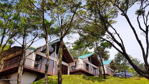 Monteverde House | Green Forest Rustic Houses