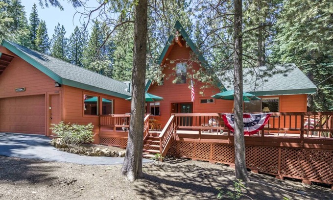 Truckee Cabin | Green Gables Mountain Lodge - Wood Burning Fireplace - Sleeps 8-12 Ping Pong