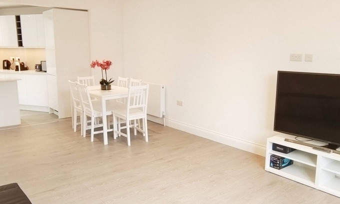 Hillingdon House | Green Garden in Northwood