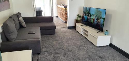 Kidlington House | Green Haven Villa - 4BR Spacious House with Hot tub, Ample Parking, Air Condition, WIFI, Netflix, Patio & Garden