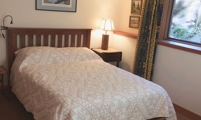 Phinney Ridge Apartment | 'Green Lake Getaway'