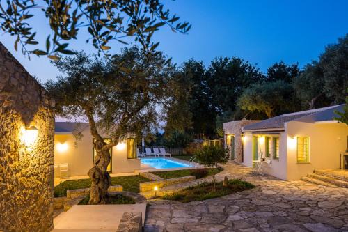 Atsipópoulon Villa | Green Oasis Residence with Hot Tub