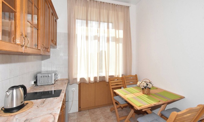 Kentron Apartment | Green room in Yerevan