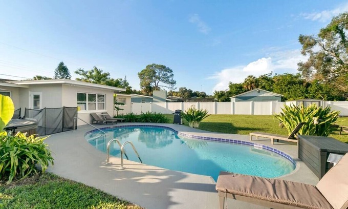 Bayshore Gardens House | Green Vacation Home. Heated Pool+Spa