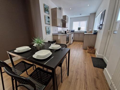 Merthyr Tydfil House | Greenacres Bungalow 2 Bedroom Sleeps 4 Near Town Centre