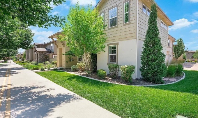 Harris Ranch House | Greenbelt Townhouse - Walk to restaurants - coffee shop. Family friendly.