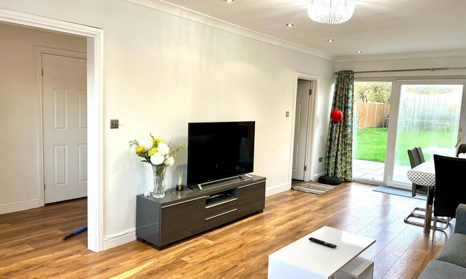 Langley Marish House | Greenfield's Spacious Modern 3 Bedroom - Halkingcroft Home