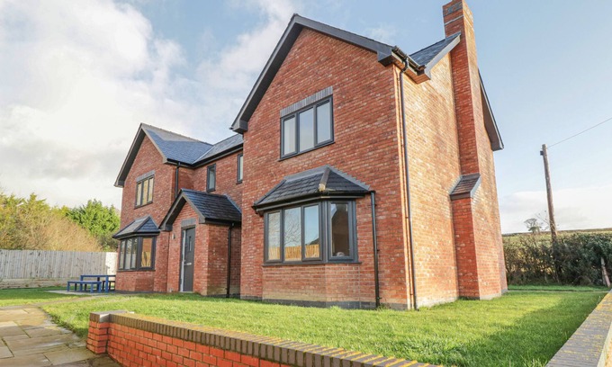 Forden Cottage | GREENFIELDS COTTAGE, pet friendly, with a garden in Montgomery