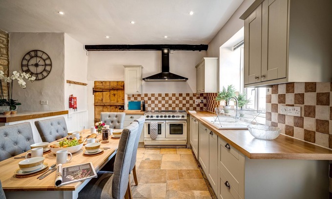 Kidlington Apartment | Greenhill Farmhouse | Cotswolds Holiday Let | 6 Beds & Sleeps 12