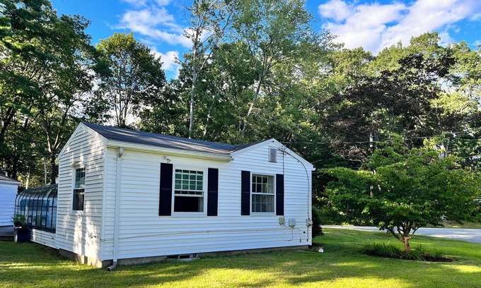 Wayland House | Greenhouse escape in quiet neighborhood right outside of Boston