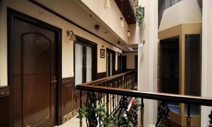 Chittaranjan Hotel | Greenleaf Apartment And Suites, Chittaranjan Park