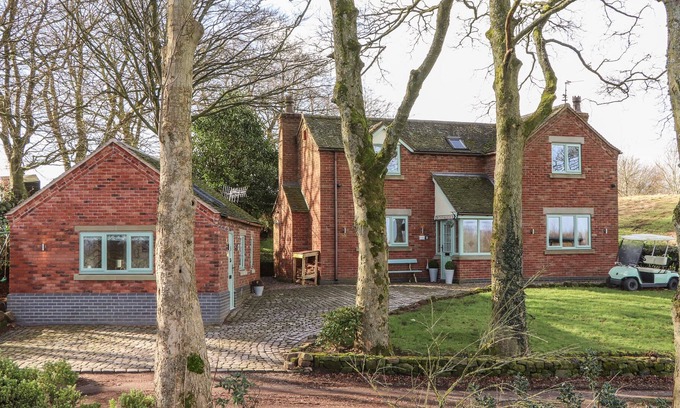 Stoke-on-Trent Cottage | GREENWAY COTTAGE, with hot tub in Bagnall