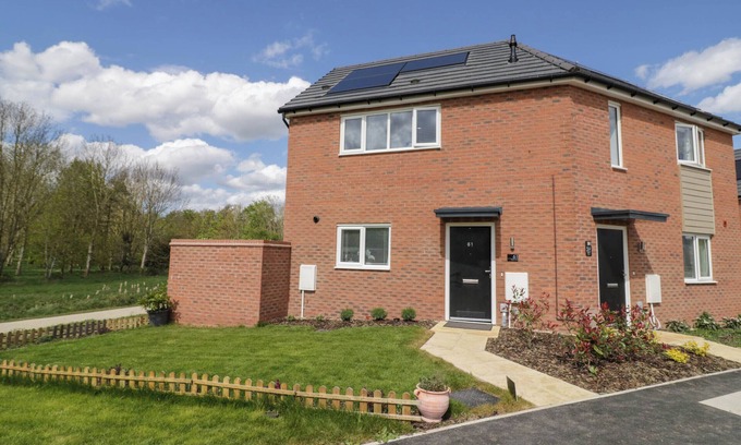 Long Marston Cottage | GREENWAY VIEW, pet friendly, with a garden in Lower Quinton