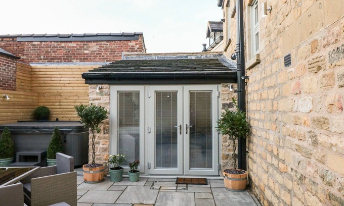 Ault Hucknall Cottage | GREENWELL COTTAGE, family friendly, with hot tub in Bolsover