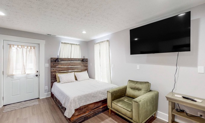 Greenwood Apartment | Greenwood Getaway Apartment - Recently Remodeled