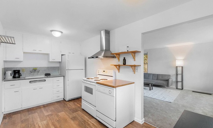 Phinney Ridge Apartment | Greenwood's Wildflower Glow WalkScore 81