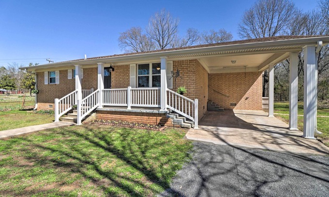 Higden House | Greers Ferry Home w/Yard, < 1 Mi to Marina!