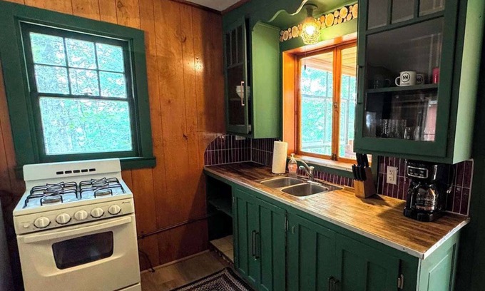 Woodruff Cabin | Gresham Shores - Woodies Perch - PET FRIENDLY