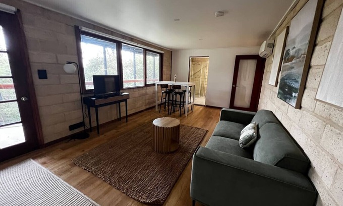 Mount Victoria Apartment | Grey Gum - spacious one bedroom apartment