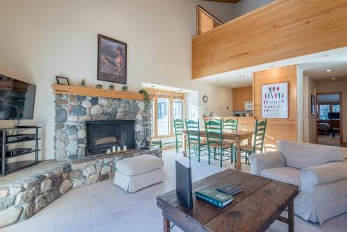 Warm Springs House | Greyhawk Condo 09