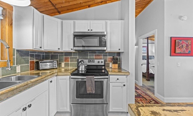Stowe Area Ski Chalet | Griffin Country Lodge, Chalet 5 ~ a mile to Stowe Resort