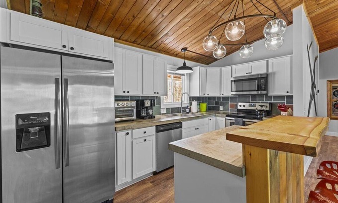 Stowe Area Ski Chalet | Griffin Country Lodge, Chalet 3 ~ a mile to Stowe Resort