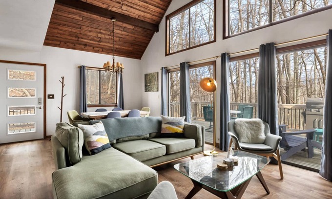 Berkeley Springs Cabin | Grill, Fire Pit, WiFi, Deck, Hammock, Games & Dogs