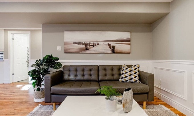 Grimsby Apartment | Grimsby Lakeview Suite l 3 Min Walk to Lake Ontario l King Bed l Great Value